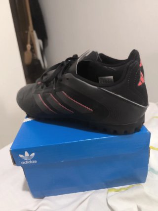 Zapatillas multitacos fútbol Adidas negras/rojas