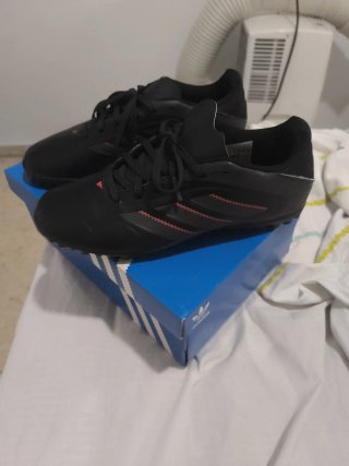 Zapatillas multitacos fútbol Adidas negras/rojas