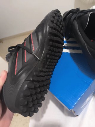 Zapatillas multitacos fútbol Adidas negras/rojas