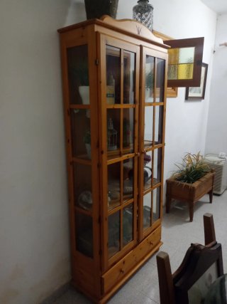 Vitrina de madera con puertas de cristal