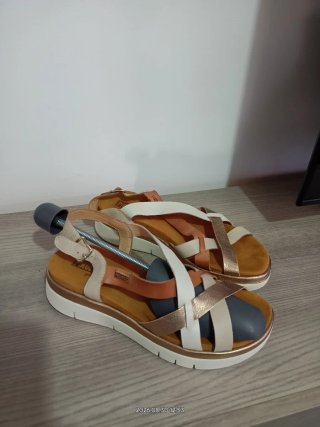 Sandalias Pikolinos Beige y Dorado