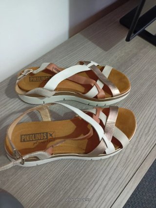 Sandalias Pikolinos Beige y Dorado