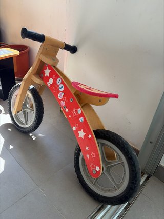 Bicicleta de madera sin pedales