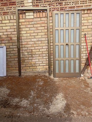 Puerta de aluminio con marco