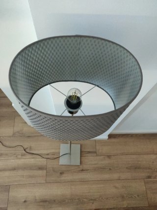 Lámpara de pie ALANG gris y plateada