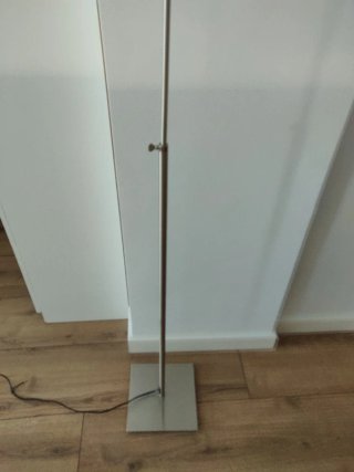 Lámpara de pie ALANG gris y plateada