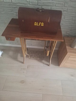 Máquina de coser antigua Alfa tapa 2 golpes