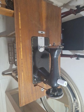 Máquina de coser antigua Alfa tapa 2 golpes