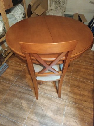 Mesa redonda extensible de madera y 4 sillas