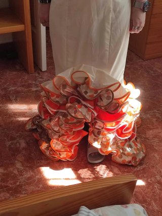 Traje de flamenca volantes naranja y blanco