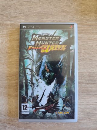 Pacchetto 3 Giochi PSP: Monster Hunter, FIFA, Invizimals