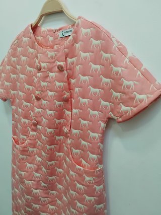Vestido Minueto Estampado Caballos Rosa