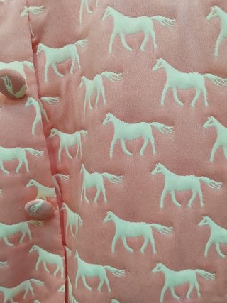 Vestido Minueto Estampado Caballos Rosa