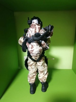 Muñeco Action Man con accesorios paracaídas