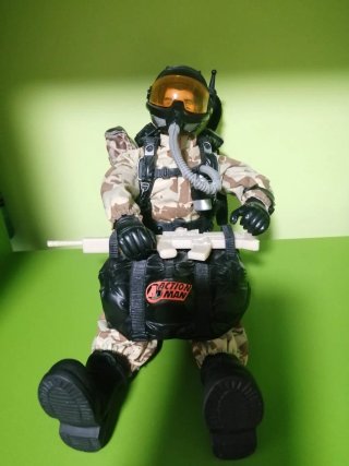 Muñeco Action Man con accesorios paracaídas