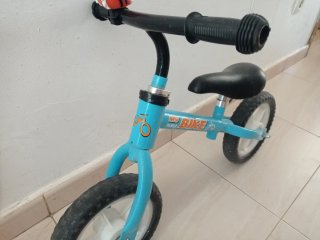 Bicicleta infantil sin pedales azul