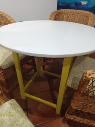 Mesa camilla y 4 sillas de mimbre