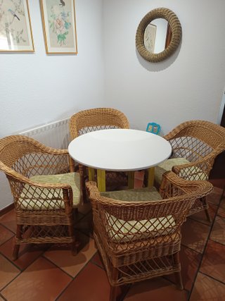 Mesa camilla y 4 sillas de mimbre