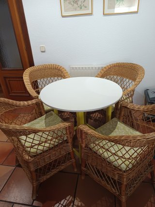 Mesa camilla y 4 sillas de mimbre
