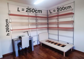 Scaffali componibili e letto singolo