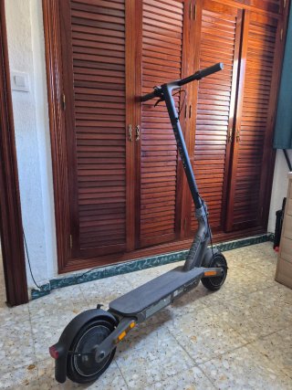 Patinete eléctrico gris