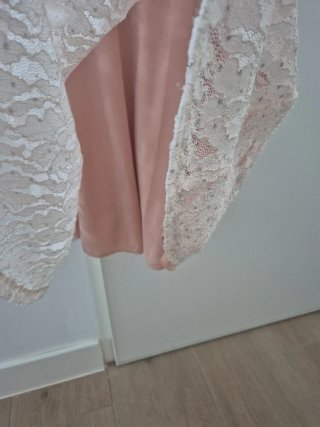 Vestido fiesta encaje rosa con brillos.  El Corte