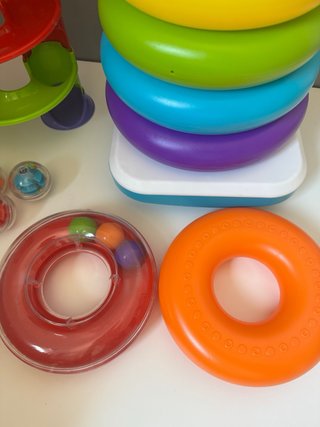 Juguetes para bebé: rampa con bolas, aros, bloques