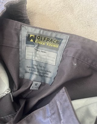 Pantalón de trabajo gris con etiquetas