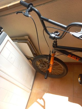 Bicicleta BMX negra y naranja