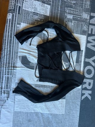 Conjunto top satén negro manga larga
