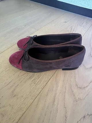 Bailarinas Chanel ante marrón y puntera burdeos 38