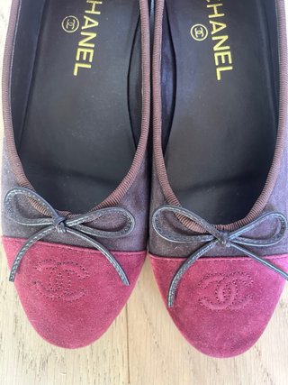 Bailarinas Chanel ante marrón y puntera burdeos 38