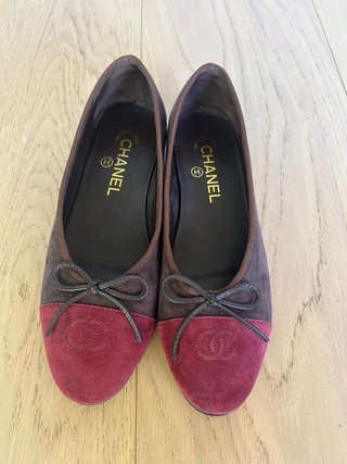 Bailarinas Chanel ante marrón y puntera burdeos 38