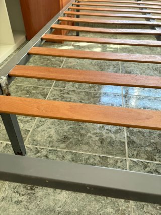 Somier de madera(2) 105 cm con patas ;dos unidades