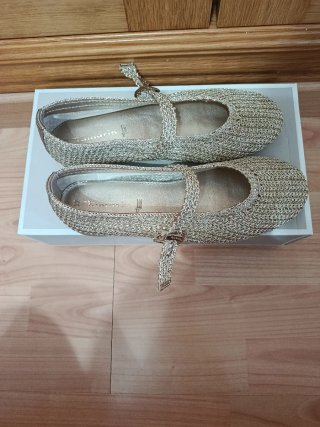 Zapatos dorados Tamaris con tira