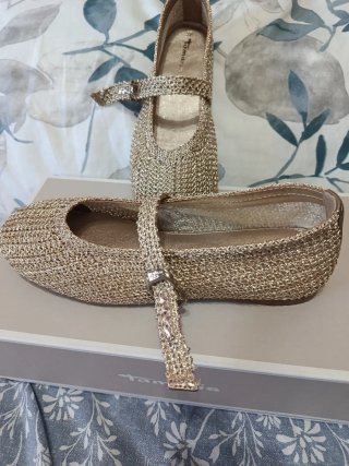 Zapatos dorados Tamaris con tira