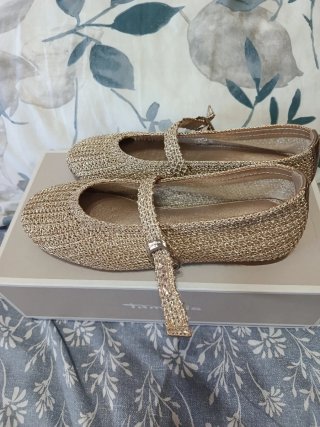 Zapatos dorados Tamaris con tira