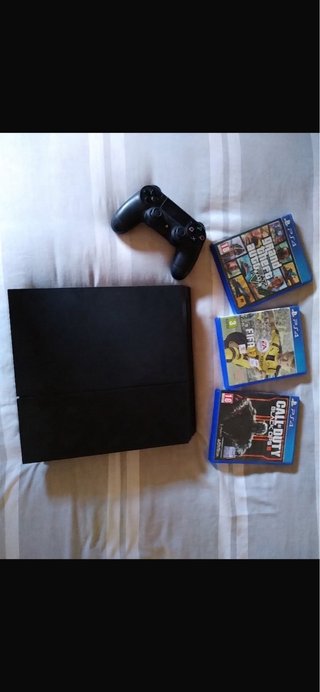 PS4 Negra con Mando y 3 Juegos