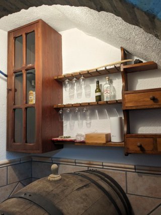 Barril 16 arrobas envinado y mueble copero.