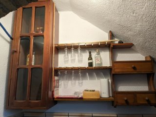 Barril 16 arrobas envinado y mueble copero.