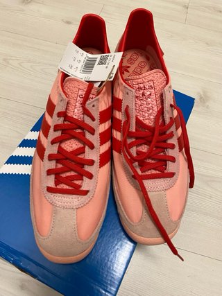 Zapatillas Adidas rosas y rojas