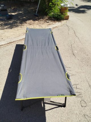 Cama de camping plegable gris