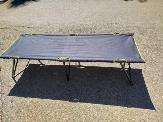 Cama de camping plegable gris