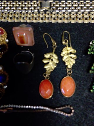 Collezione di gioielli antichi dorati e multicolori