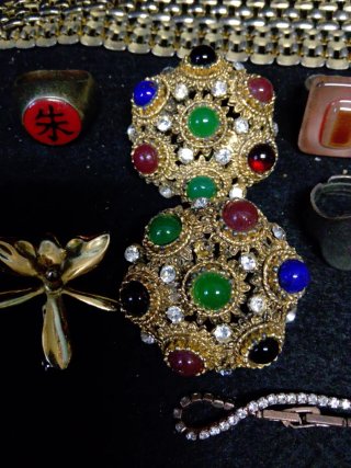 Collezione di gioielli antichi dorati e multicolori