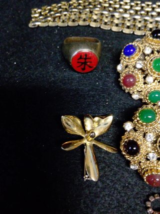 Collezione di gioielli antichi dorati e multicolori