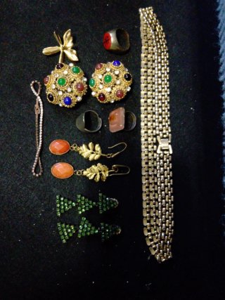 Collezione di gioielli antichi dorati e multicolori