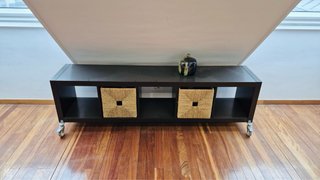 Conjunto Salón: Sofás, Estantería, Mesa, Alfombra.