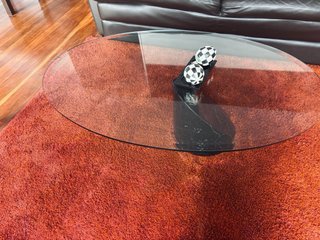 Conjunto Salón: Sofás, Estantería, Mesa, Alfombra.