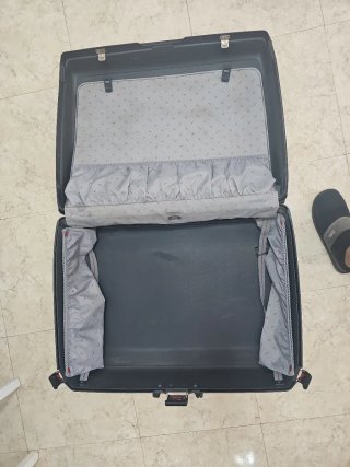 Maleta Negra y Gris de viaje  50€(Negociable)